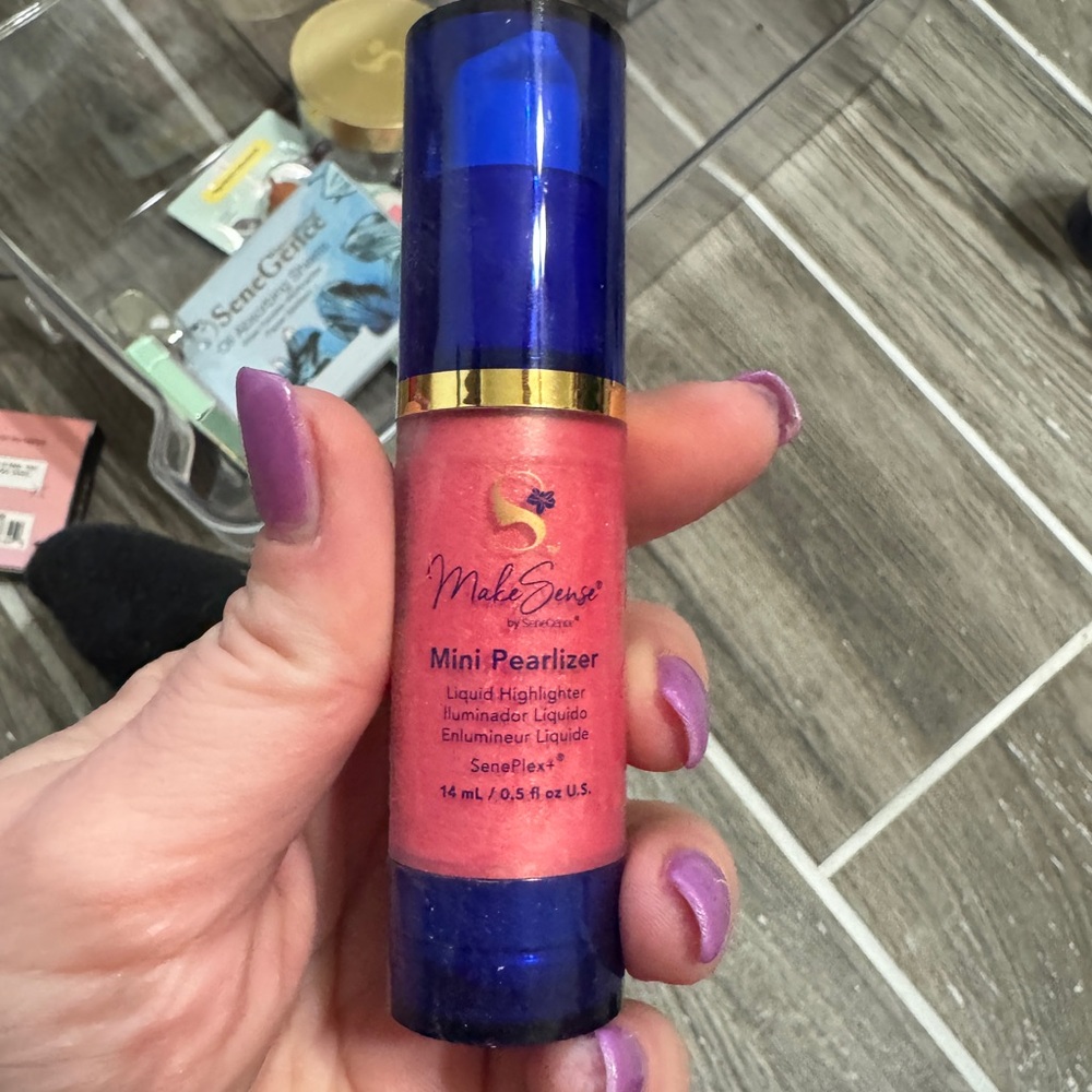 Senegence Mini Pearlizer Firefly A medium pink shade with glowing golden pearl.